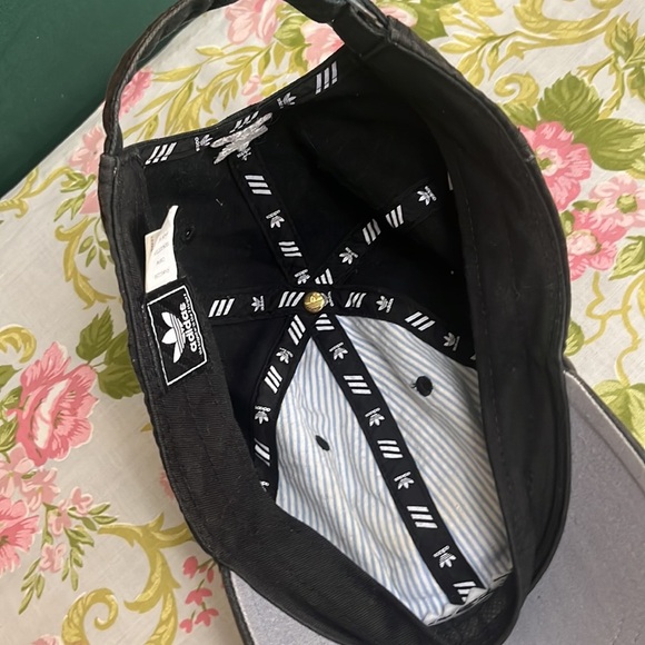 Distressed adidas’s top - Picture 6 of 9